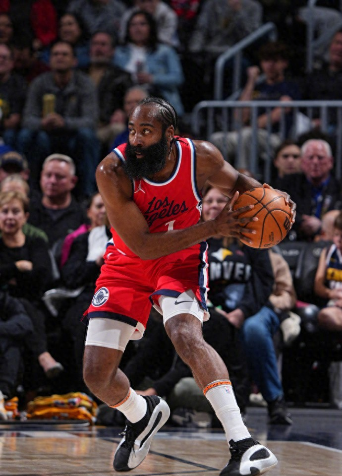 犹他爵士训练开放日；今夜篮板制胜引欢呼；NBA季后赛在即；数据趋势出现新变化的简单介绍