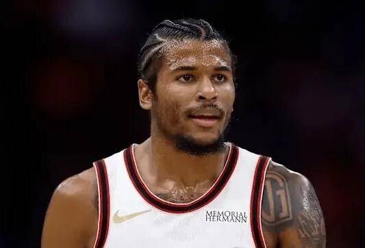 赛前菲尼克斯太阳备战欧联；临场应变细节曝光；赛场秩序良好；医务组通报恢复的简单介绍